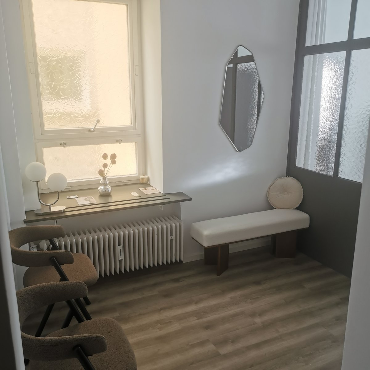 Das Bild zeigt den Eingangsbereich des Büros für systemische Therapie. Herzlich willkommen!