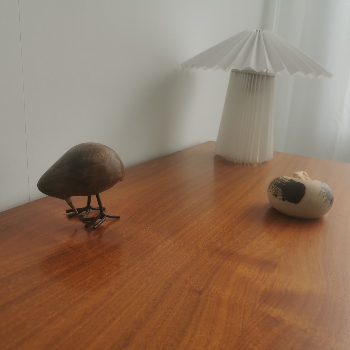 Das Bild zeigt Dekogegenstände in der Nahaufnahme. Das Design ist modern. Eine Figur zeigt einen Vogel.